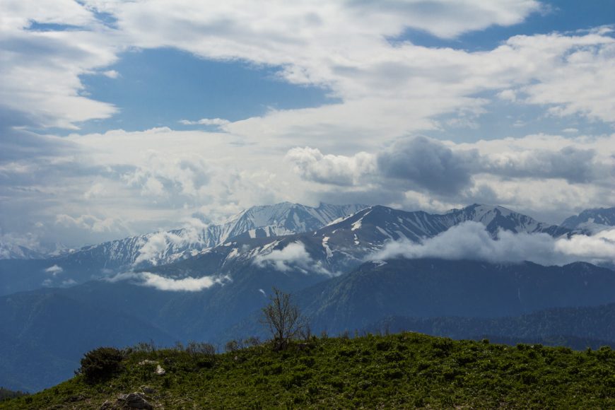 Вид на Кавказские горы с плато Лаго-Наки