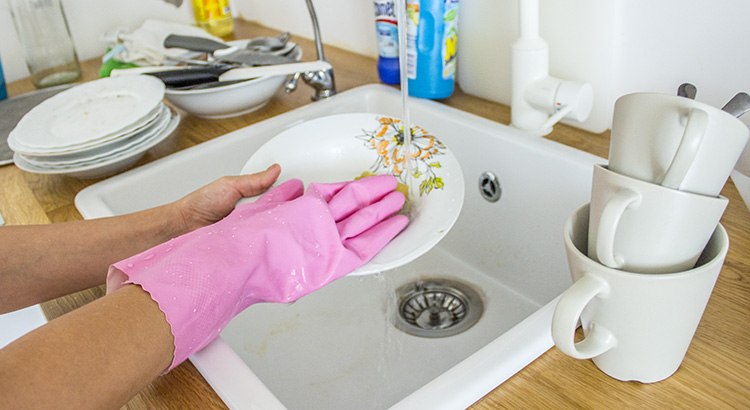 Посудомойка против посудомойщицы. Экономит ли посудомоечная машина Ваши средства?